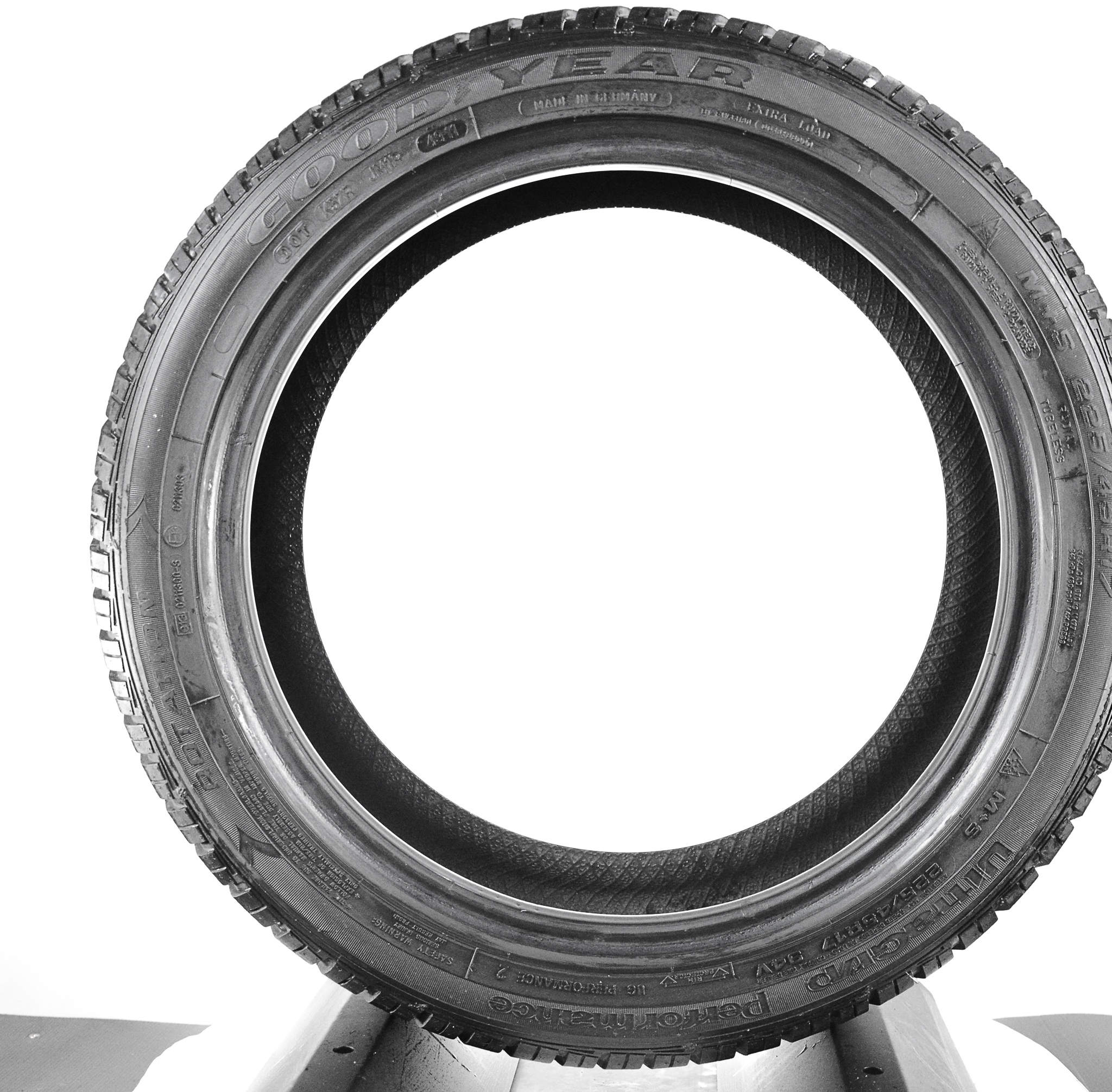 Goodyear UltraGrip 8 Performance 2 225/45 R17 94V - Image 2