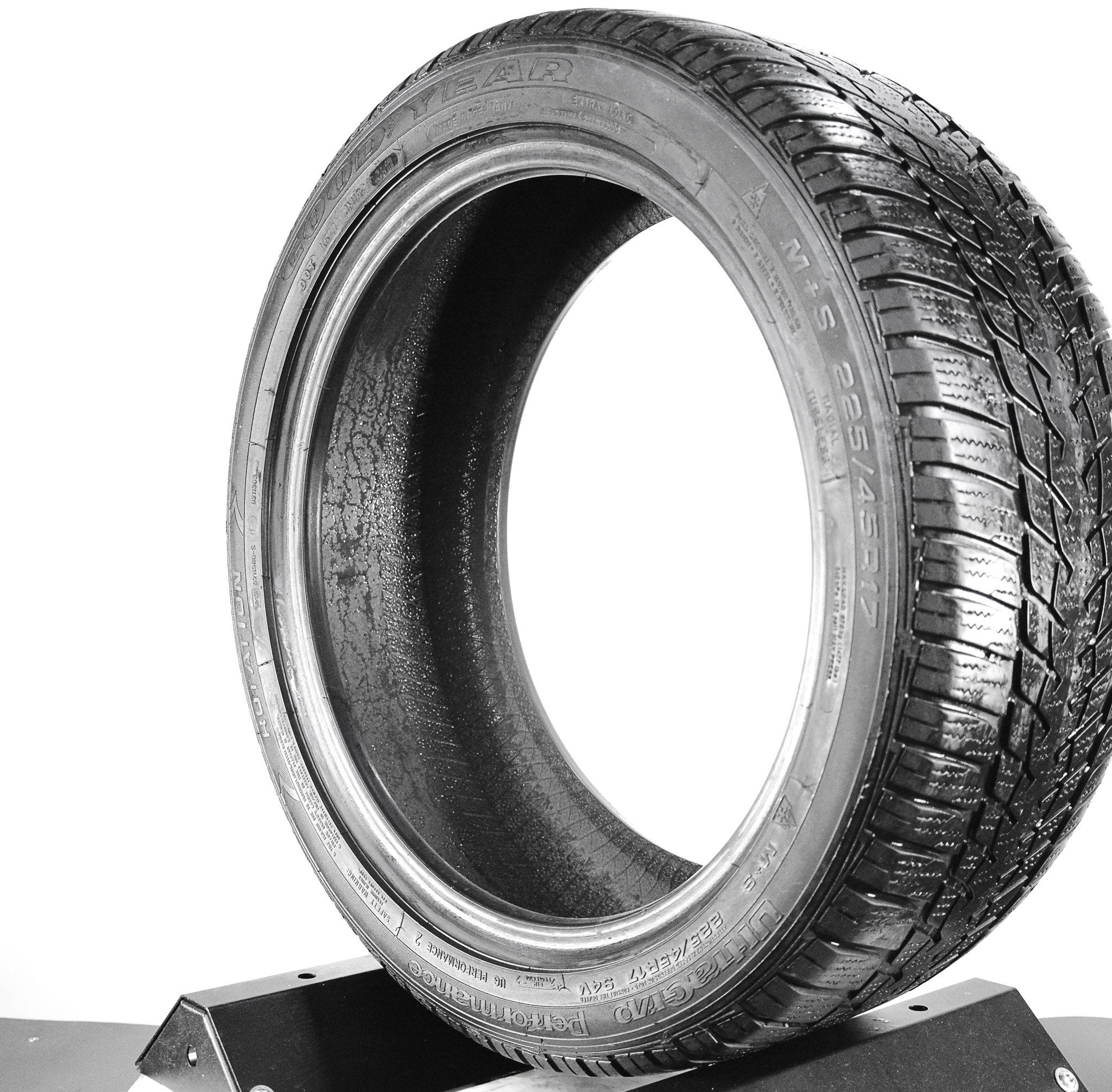 Goodyear UltraGrip 8 Performance 2 225/45 R17 94V - Image 3